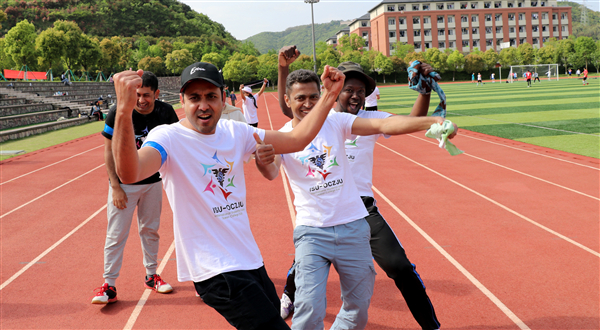 4 Legged Race_Champion's Celebration_副本.jpg